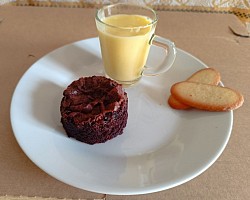 Fondant au chocolat, crème anglaise et langue de chat